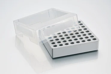艾本德儲存盒 8 × 8, 可放置 64  個試管， 1  –  2  mL，3  件，高 53  mm，2  英寸，聚丙烯材料，可耐受最低 -86  °C，可高溫高壓滅菌，帶蓋子并具有數(shù)字字母標(biāo)識